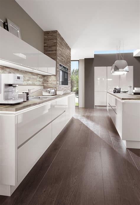 Cucina bianca con pavimento beige : Foto e Idee per  .